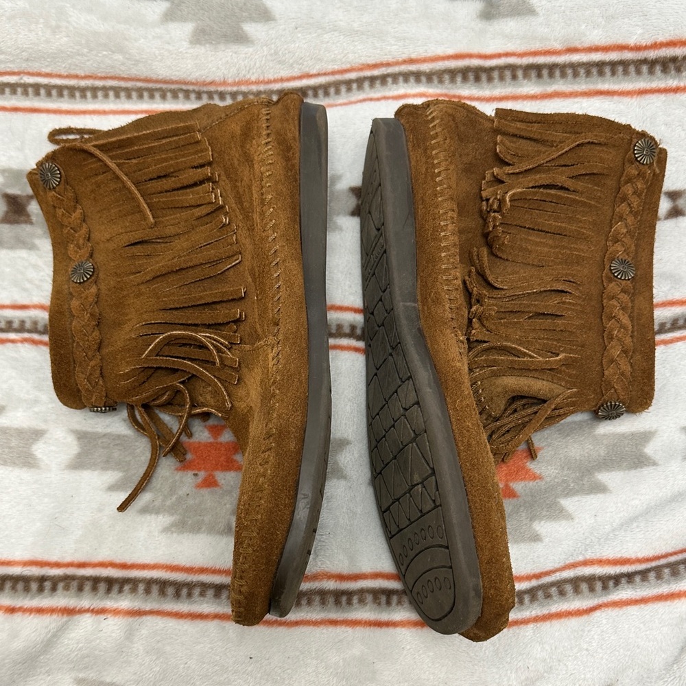 Minnetonka women’s Tan Fringe Moccasin Boots - Picture 5 of 6